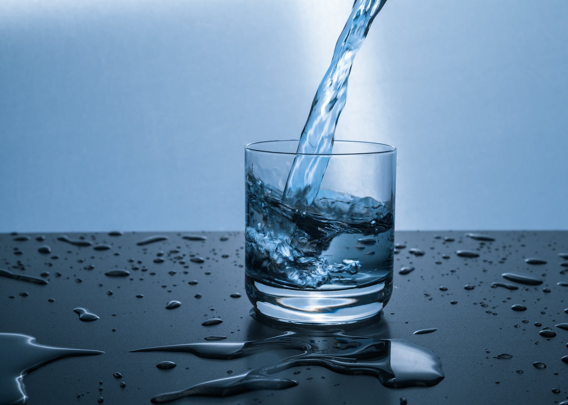 8 Amazing Health Benefits of Drinking Water 2 Drinking water