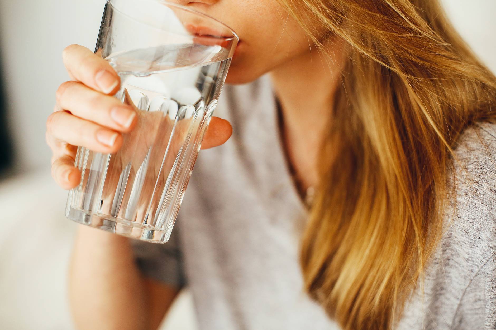 10 Daily habits that will change your life 3 woman drinking water
