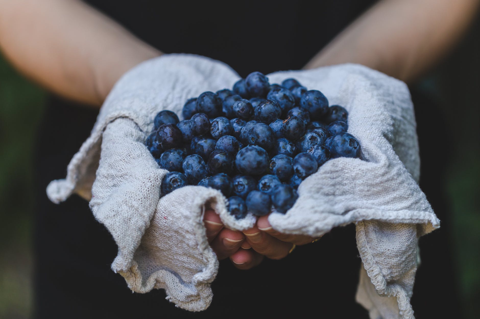 7 Antioxidant-rich fruits and its health benefits 4 person holding blueberries