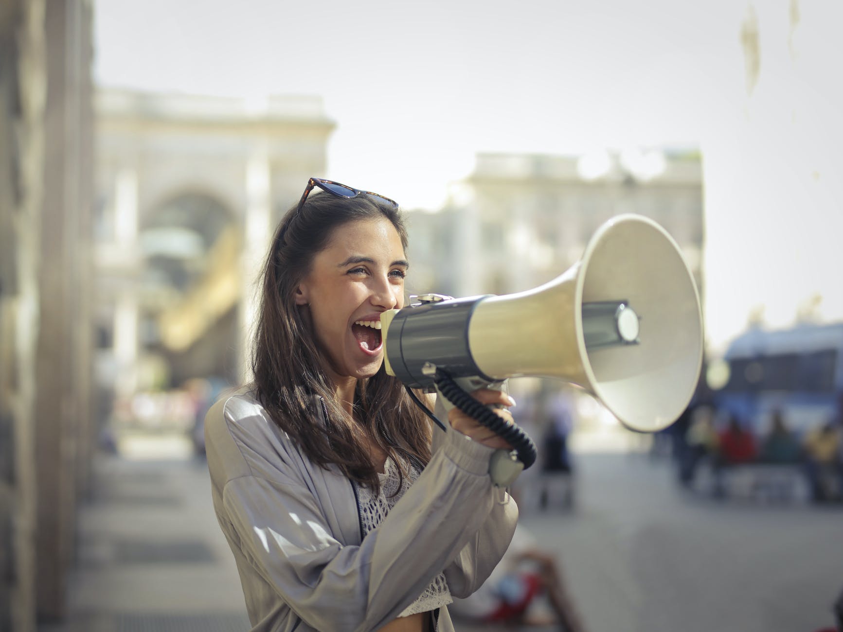 7 Bad Habits That Harm Your Brain’s Health 2 listening to loud sound